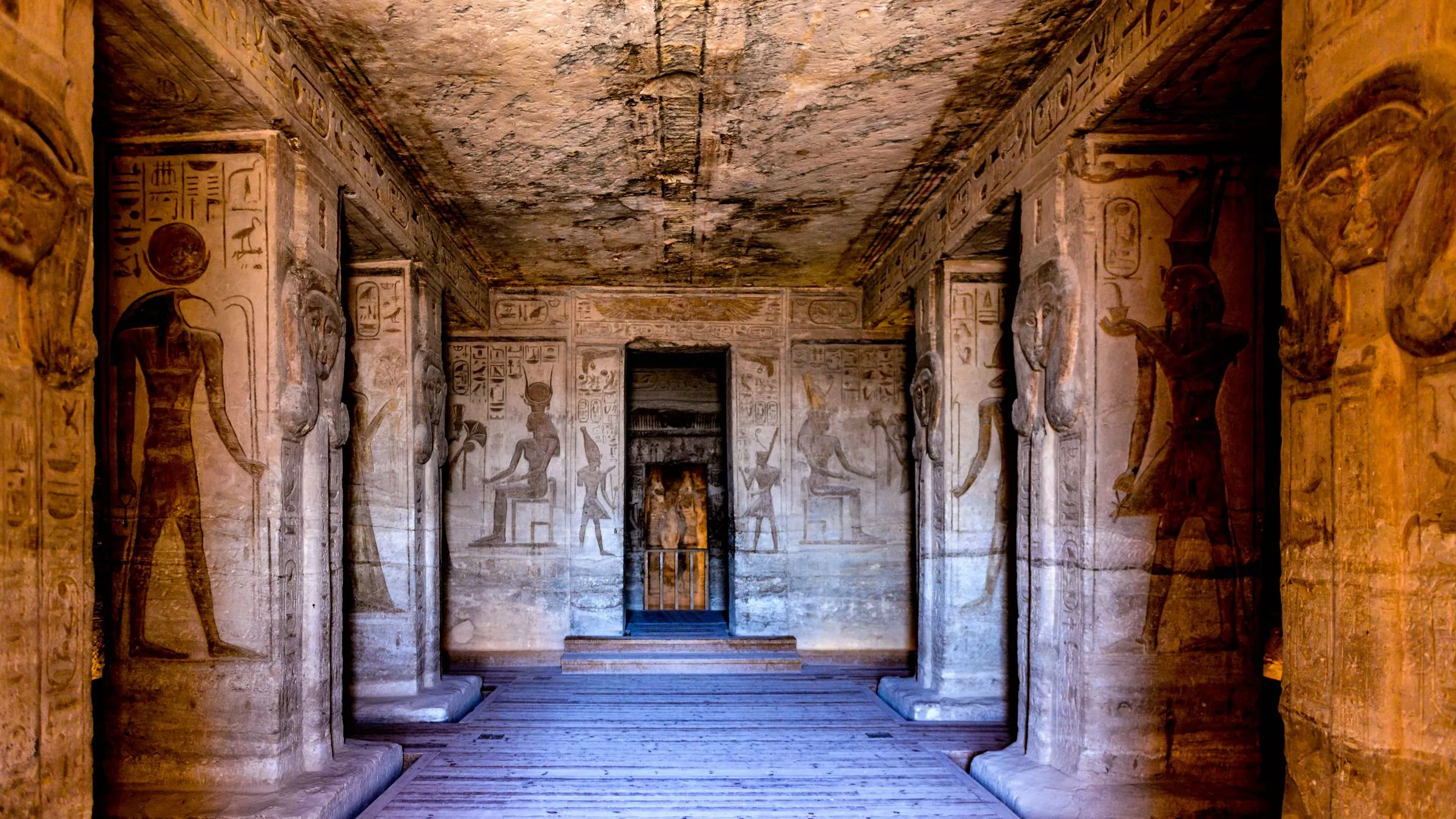 Im Inneren des großen Tempels von Abu Simbel, im 13. Jahrhundert vor Chr. unter Pharao Ramses II. erbaut © Adobestock/Anton Ivanov Photo