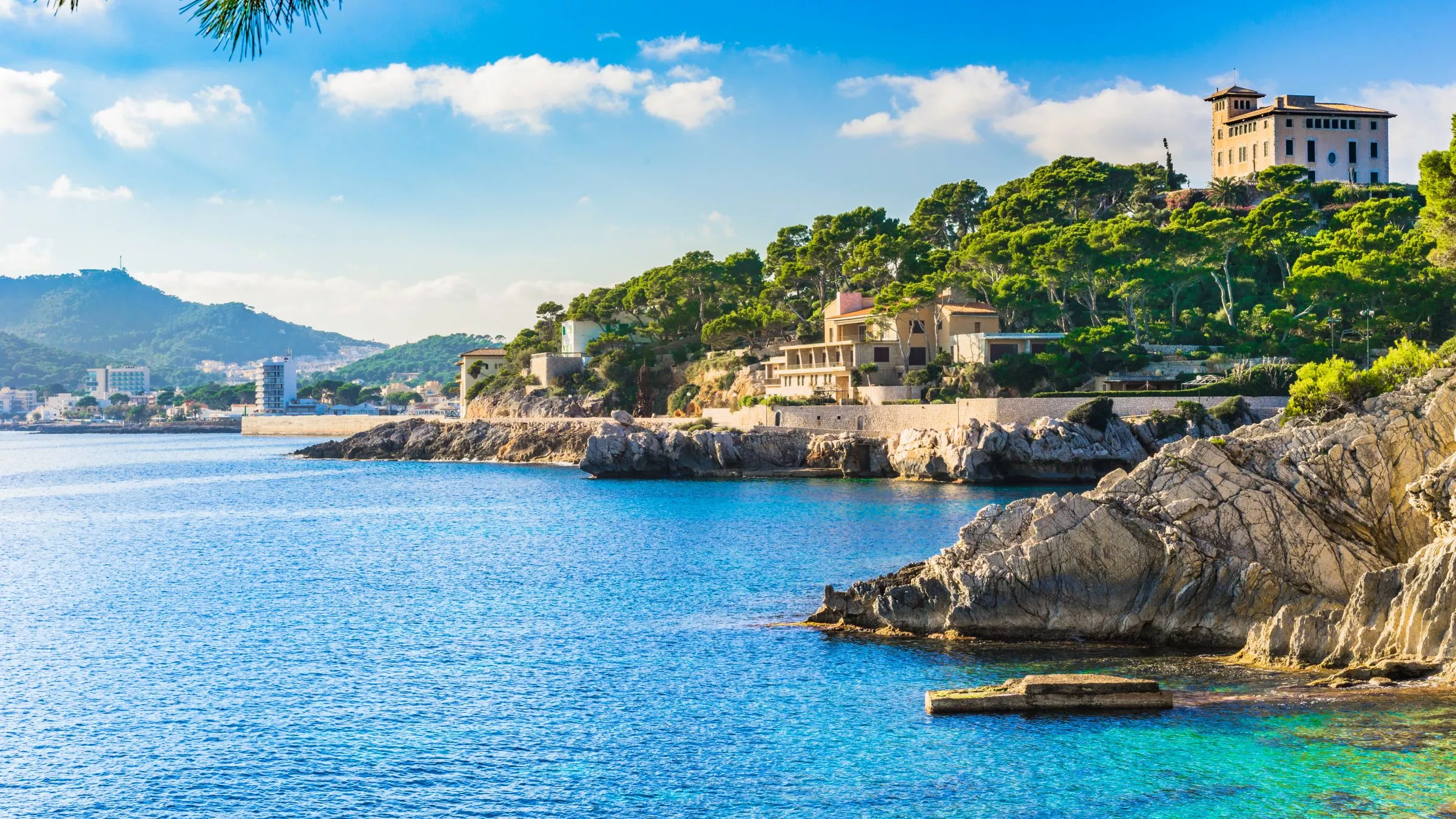 Türkisfarben und glasklar ist das Meer vor dem Fischerort Cala Ratjada im Osten von Mallorca