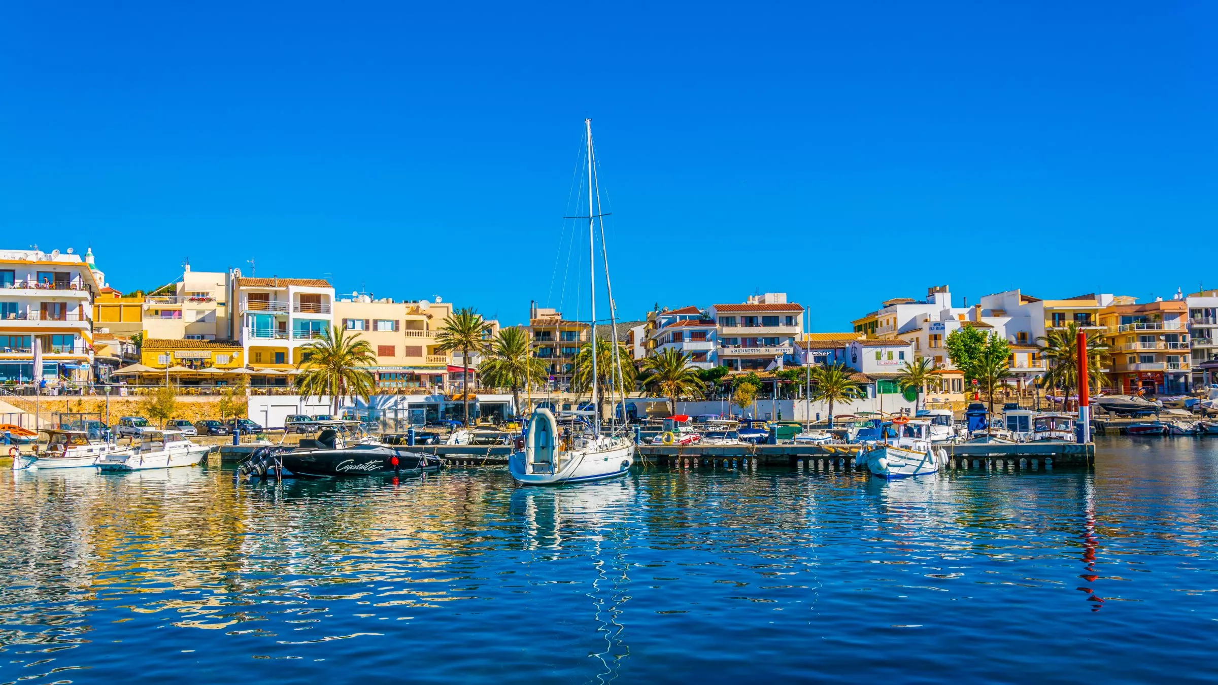 In unmittelbarer Nähe zum Hafen von Cala Ratjada haben sich Restaurants, Bars und kleine Läden angesiedel