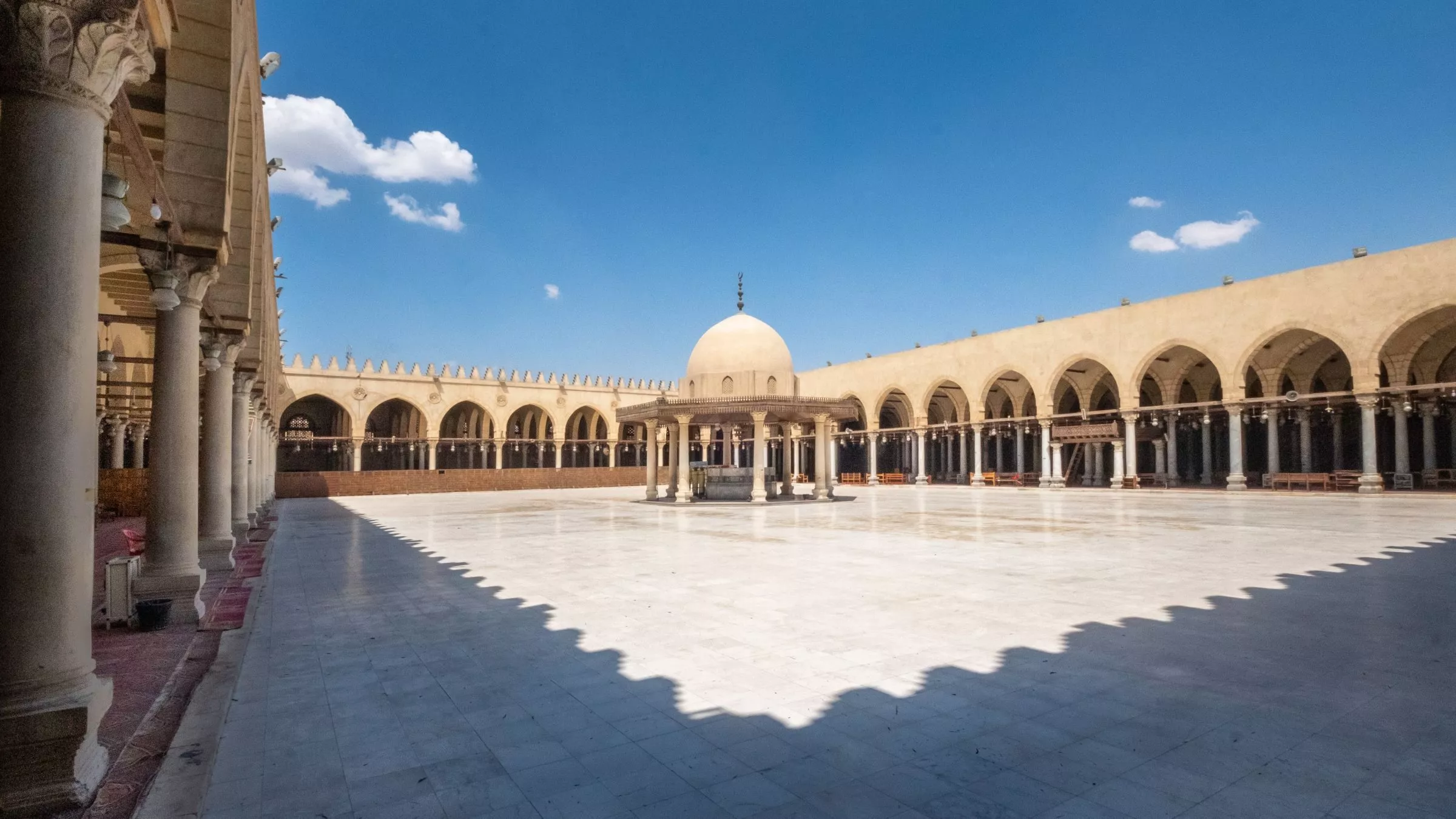 Inmitten der Hektik von Kairo ist die Ibn Tulun Moschee, vor mehr als 1000 Jahren erbaut, eine Insel der Ruhe © Adobestock/tynrud