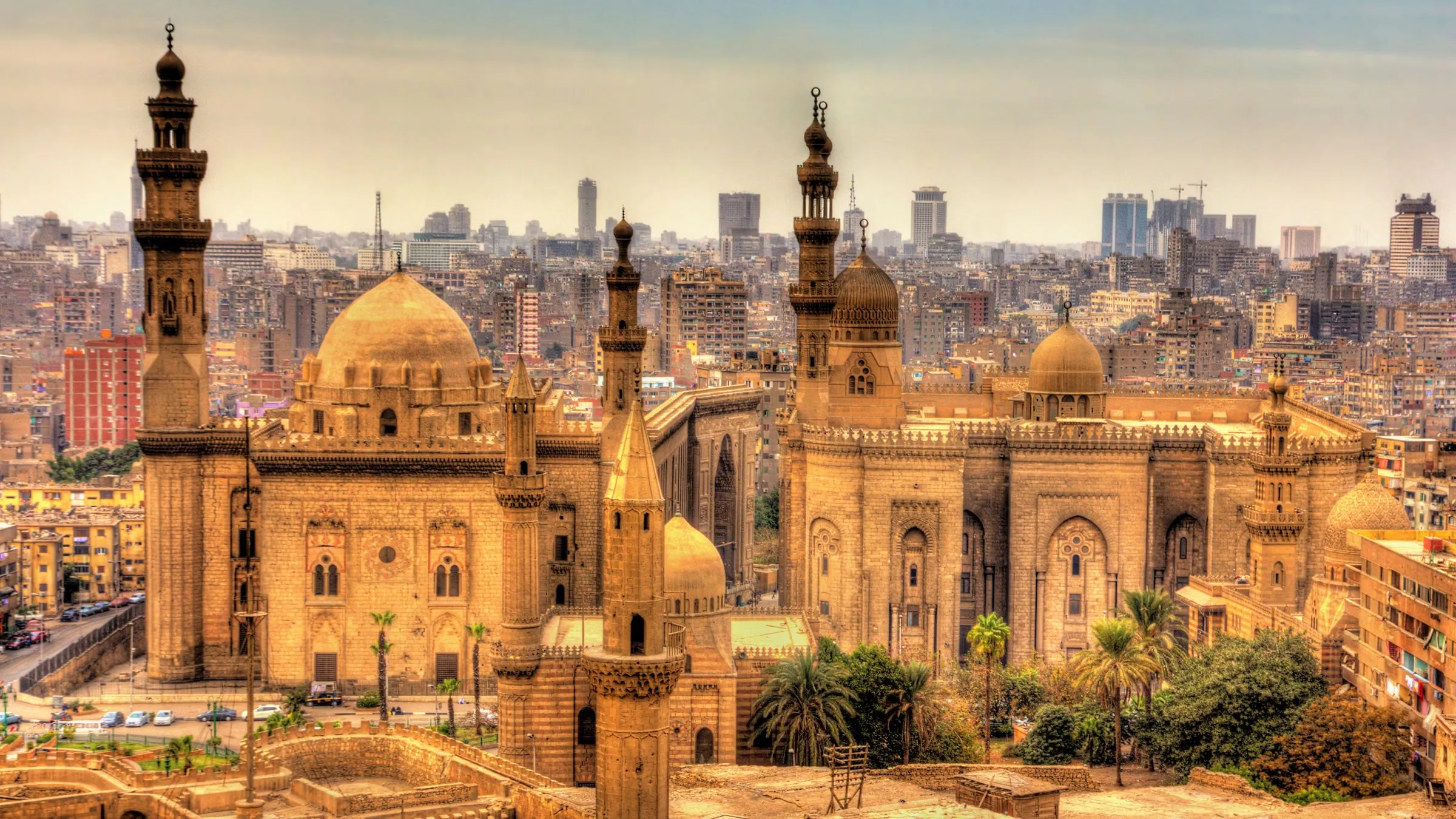 Die majestätische Al-Rifai Moschee (links) befindet sich direkt gegenüber einer weiteren Sehenswürdigkeit von Kairo: der Moschee von Sultan Hassan © Adobestock/Leonid Andronov