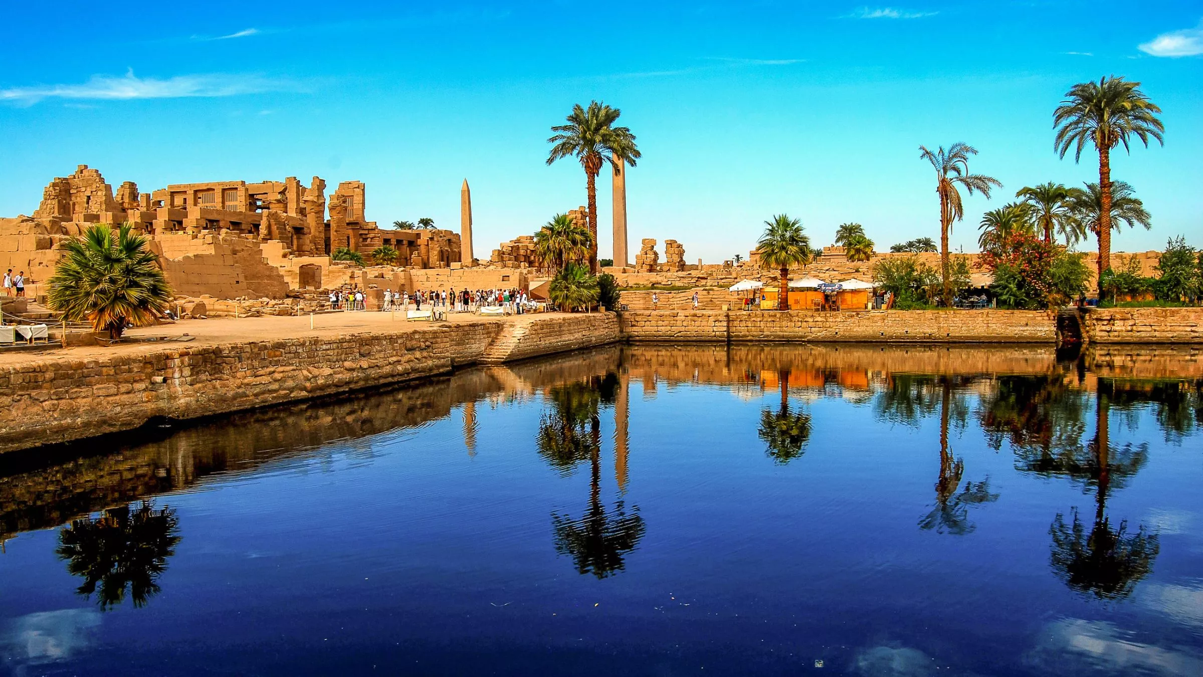 Am Nilufer unweit von Luxor liegen die Karnak-Tempel, die größte Tempelanlage Ägyptens © Adobestock/dietwalther
