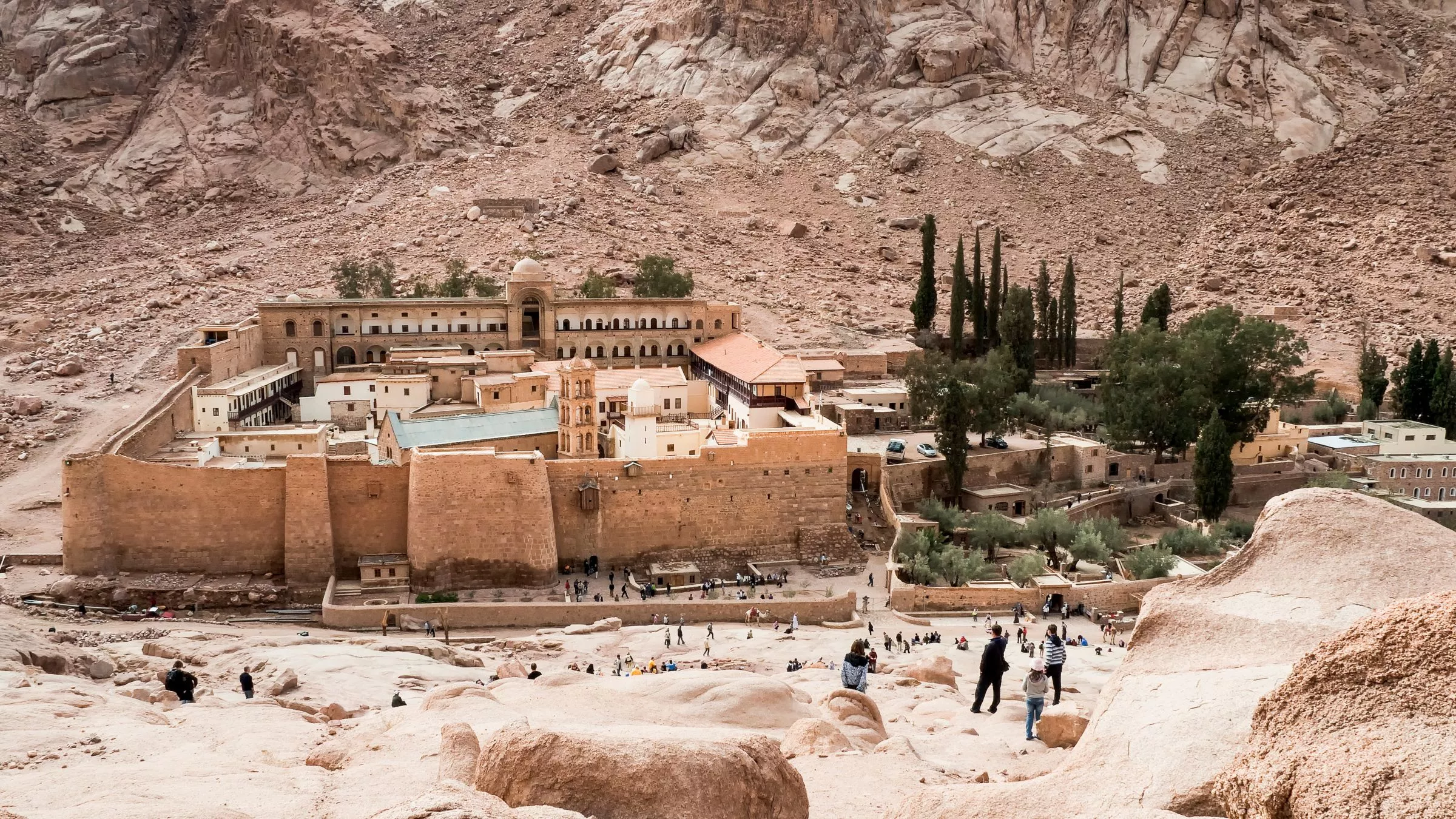 Laut biblischer Übersetzung erhielt Moses auf dem Berg Sinai die 10 Gebote von Gott. Das Katharinenkloster am Fuße des Bergs aus dem 6. Jahrhundert ist noch heute bewohnt © Adobestock/Argus