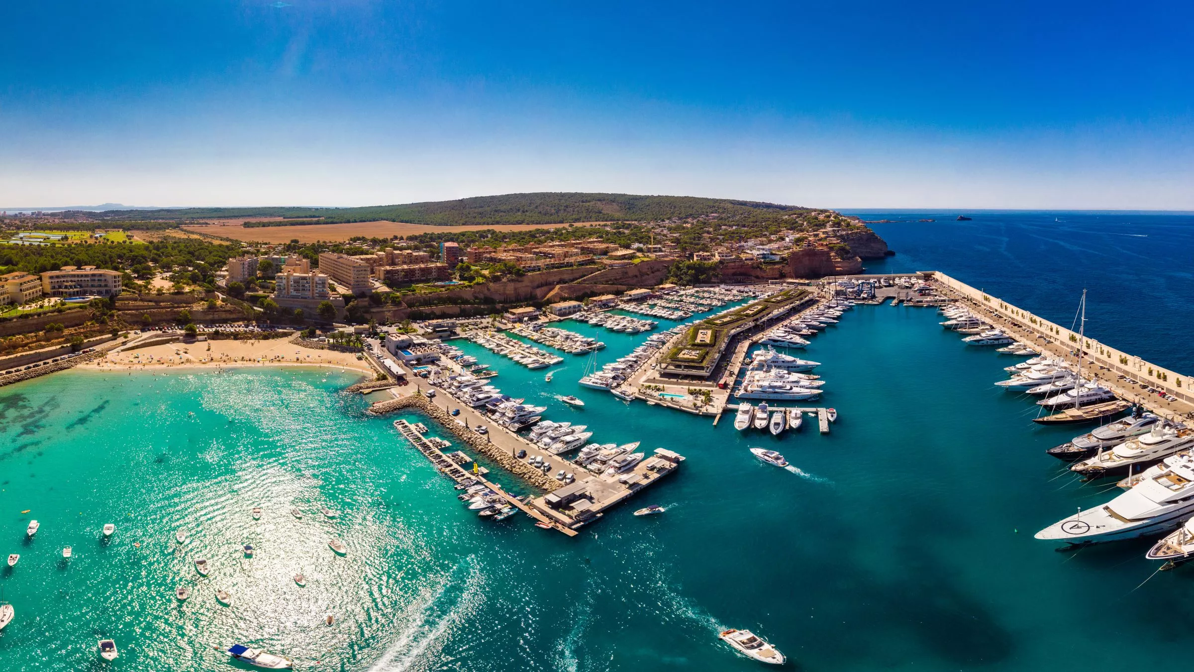 Regatten und Festivals, edle Bars und Restaurants mit Blick auf die Superyachten – in Port Adriano ist immer was los