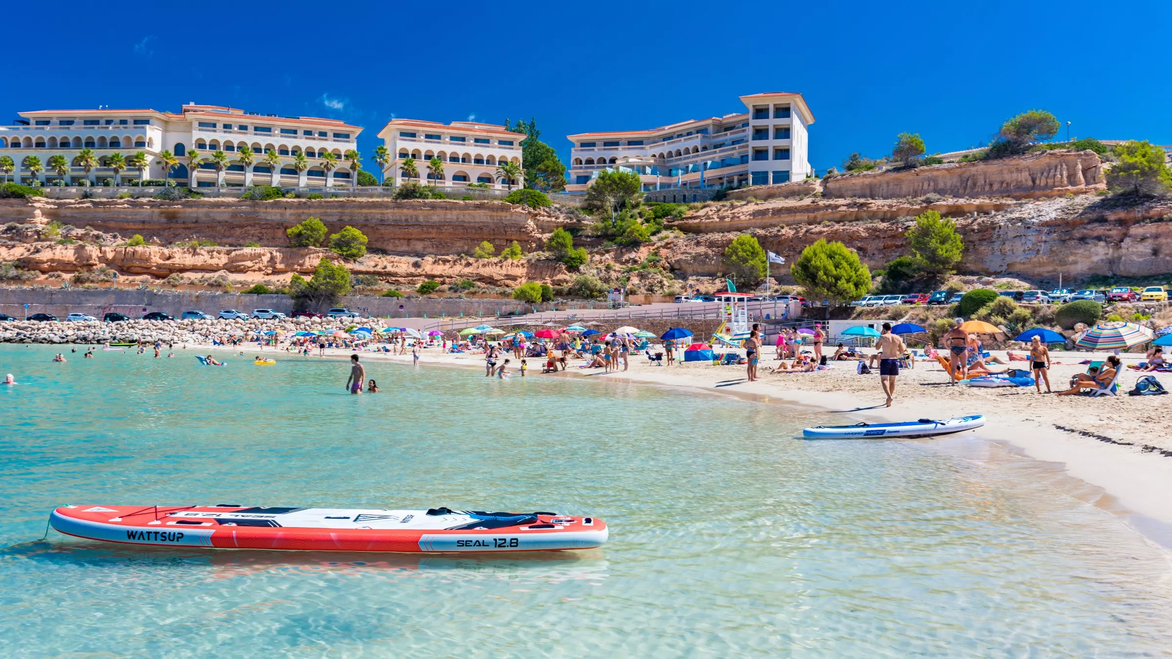 In der Nähe des Luxushafen Port Adriano kann Sonne getankt und gebadet werden