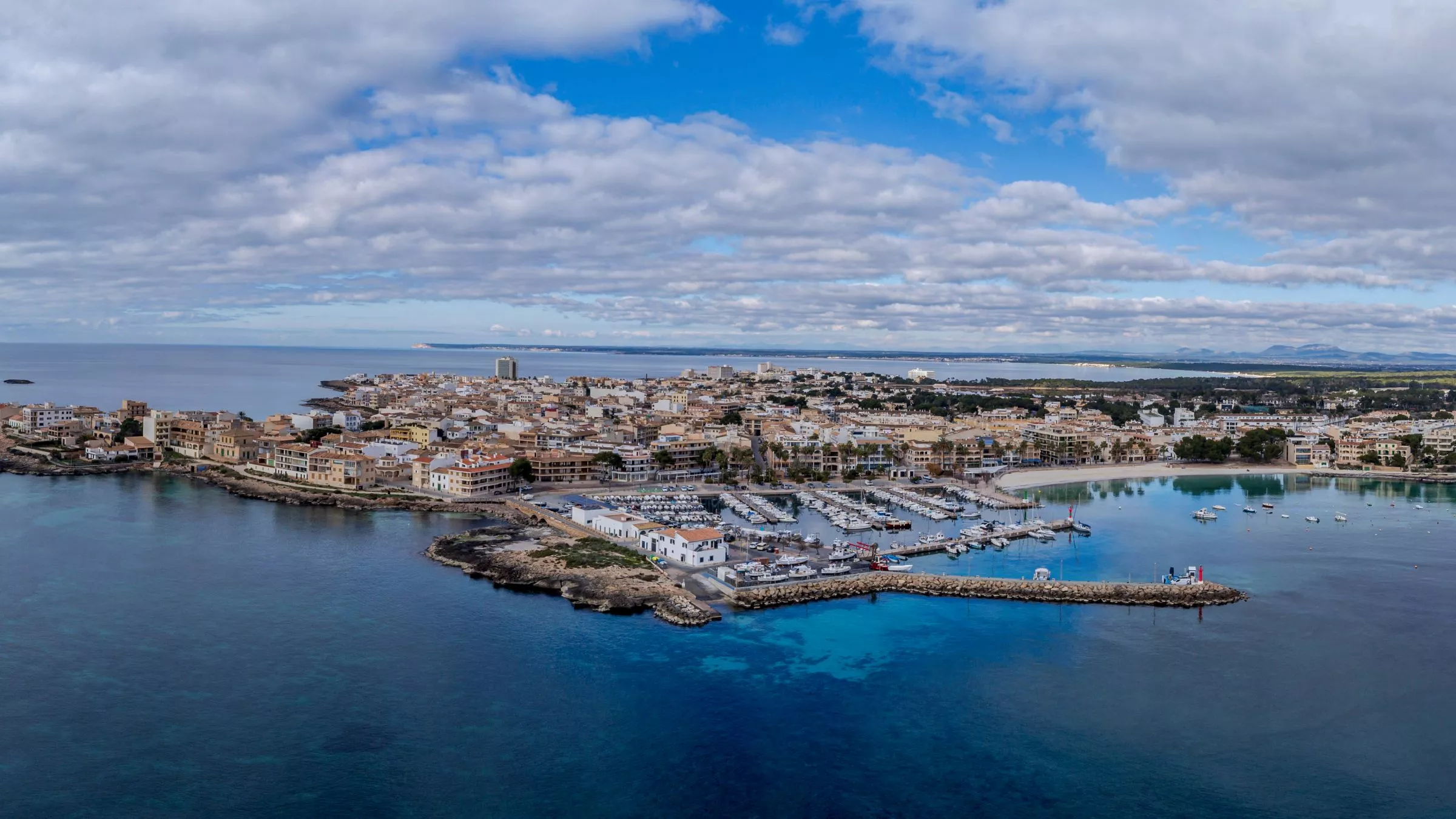 Der Hafen des kleinen Küstenortes Colonia de Sant Jordi ist idealer Ausgangspunkt für Ausflüge in die Umgebung, zum Beispiel zum nächstgelegenen Traumstrand