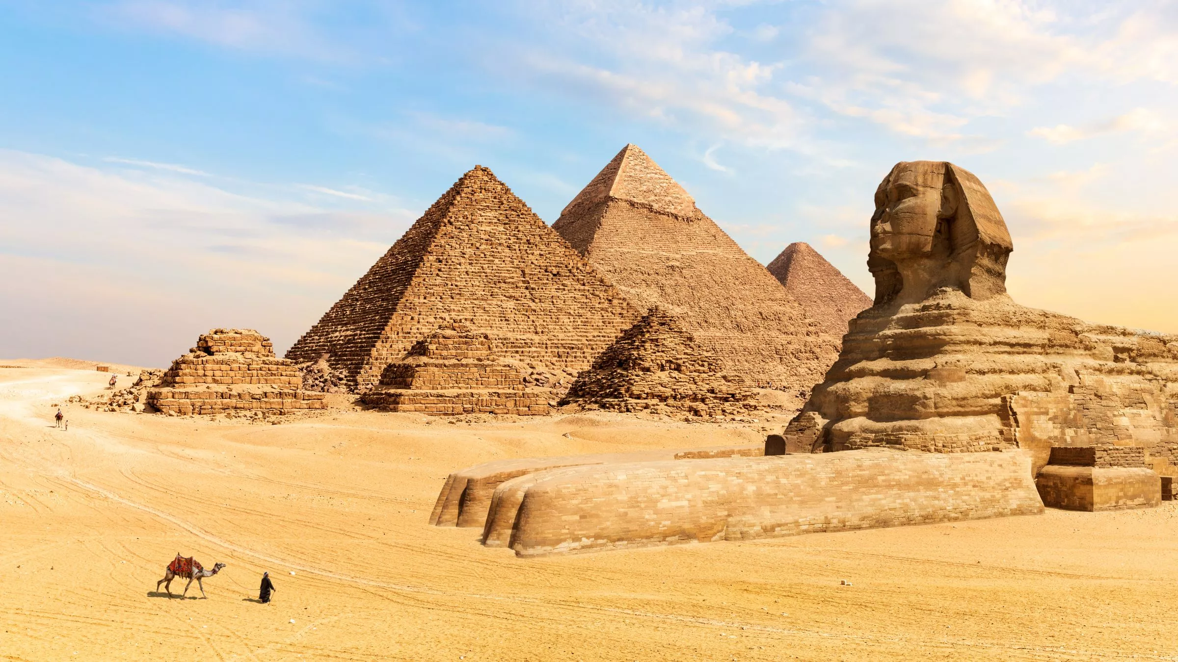 Die Pyramiden von Gizeh gehören zu den ältesten Bauwerken der Menschheit. Es ist das einzige der sieben Weltwunder aus der Antike, das heute noch erhalten ist © Adobestock/Alexanton