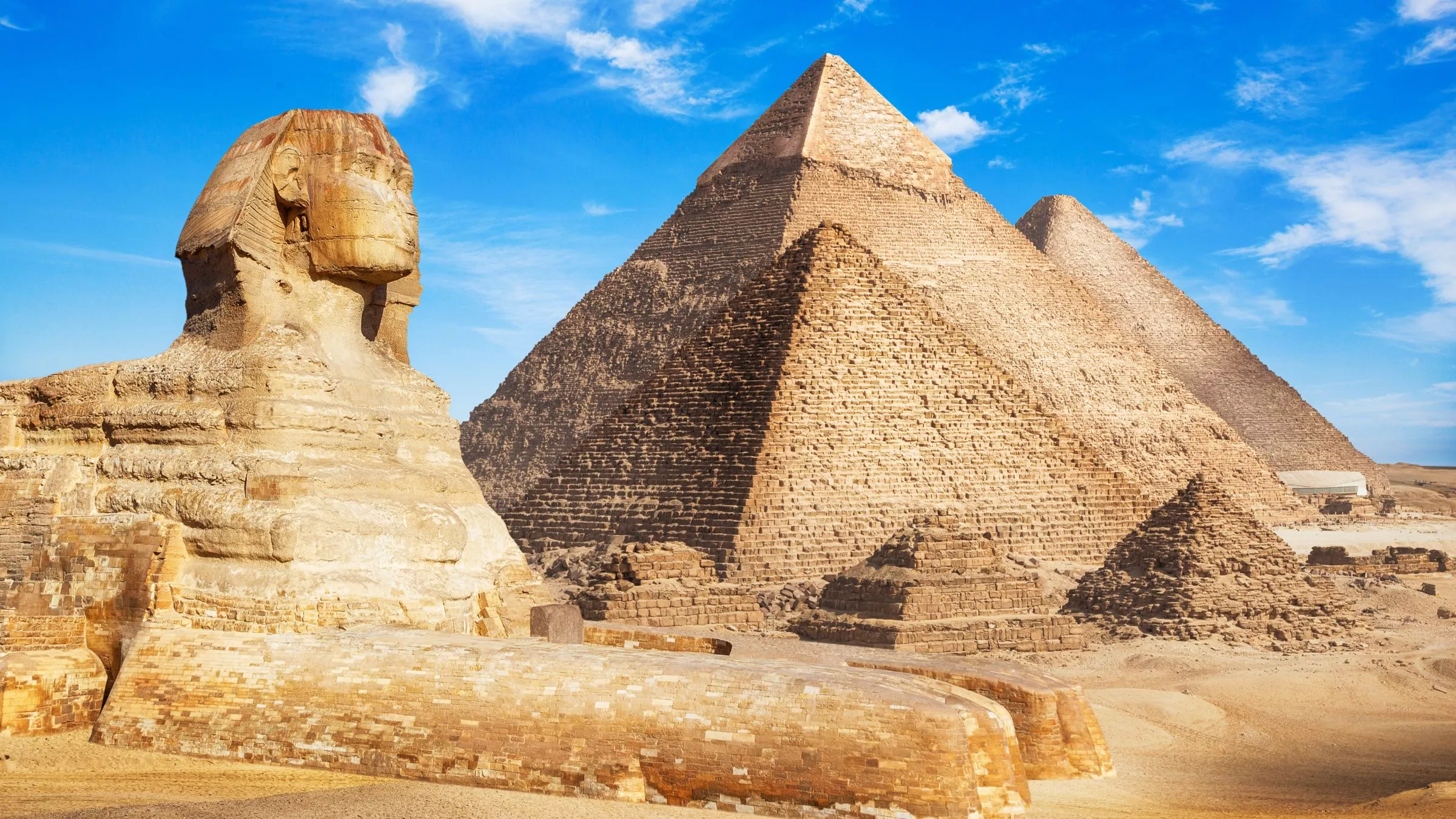 Ebenso imposant wie die Pyramiden von Gizeh: die 20 Meter hohe und 74 Meter lange Sphinx, die zeitgleich mit den Pyramiden erbaut wurde © Adobestock/merydolla