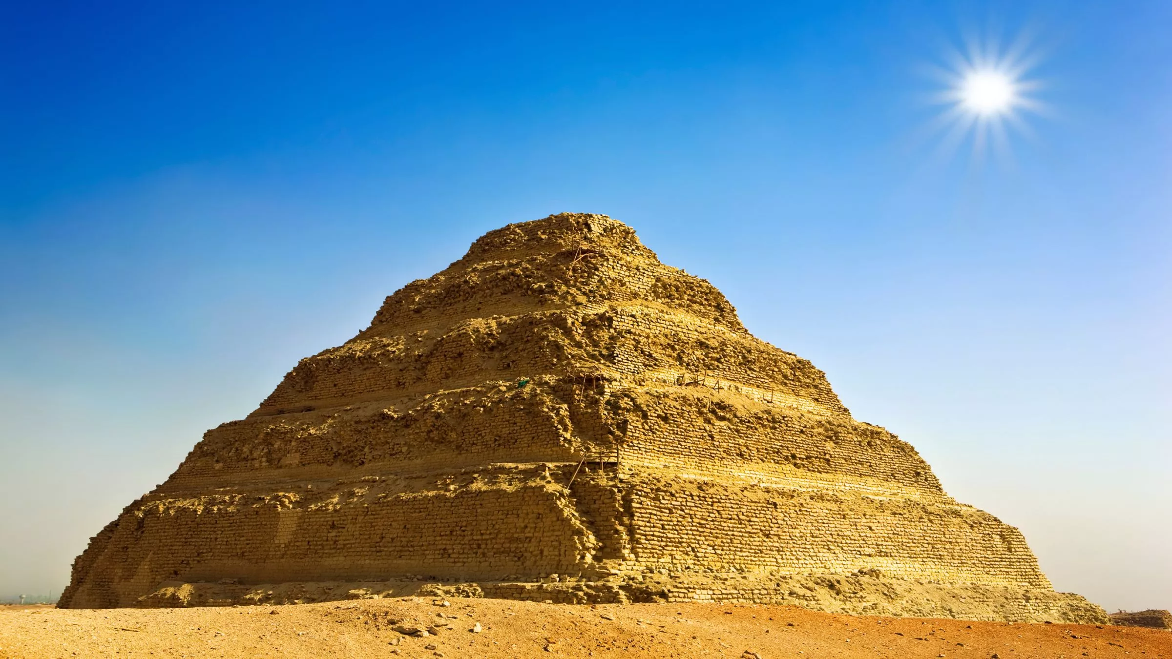 Die Stufenpyramide von Sakkara gehört zu den ersten Pyramiden. Pharao Djoser fand in einem Labyrinth unter dem Fuß der Pyramide seine letzte Ruhestätte © Adobestock/WitR