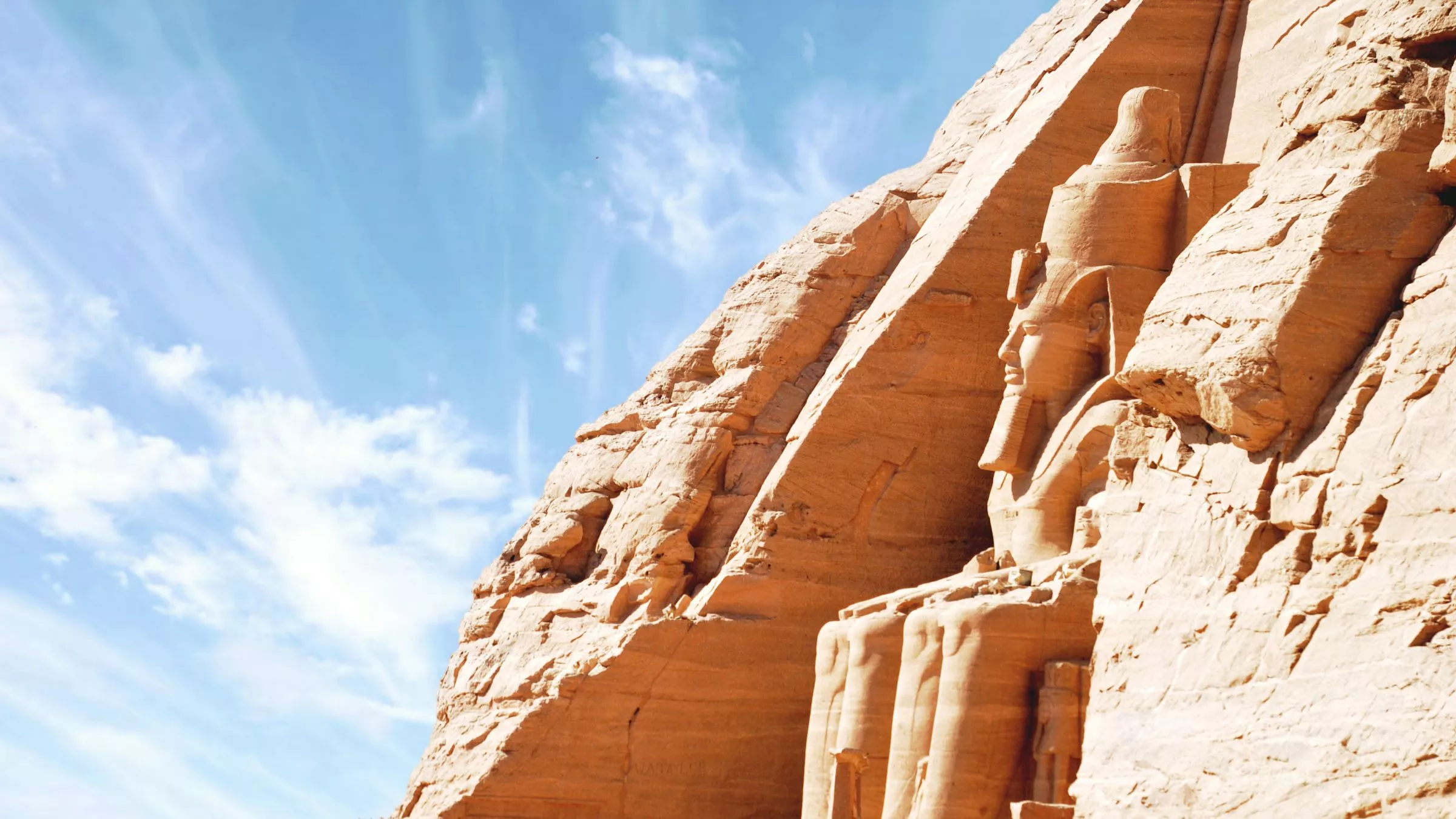 Die Felsentempel von Abu Simbel gehören zu den bedeutendsten Bauten aus der Zeit der Pharaonen. Weithin sichtbar thronen die Riesenstatuen des Pharaos Ramses II, der sie vor über 3000 Jahren in den Stein schlagen ließ © Adobestock/Patricia