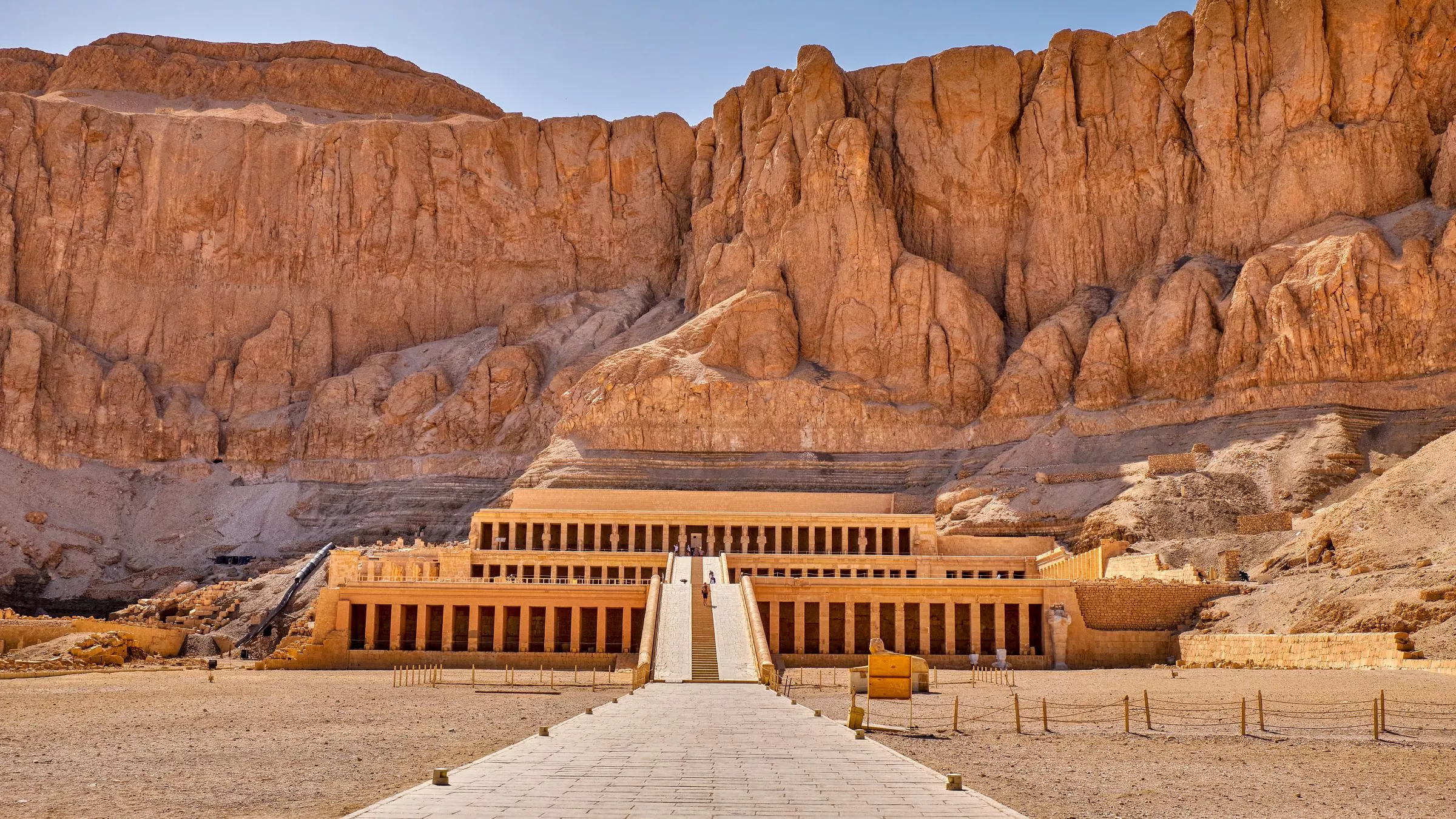 Der berühmte Terassentempel von Königin Hatschepsut wurde im 15. Jahrhundert v. Chr. in die Felswand von Deir el-Bahari gebaut © Adobestock/Mieko