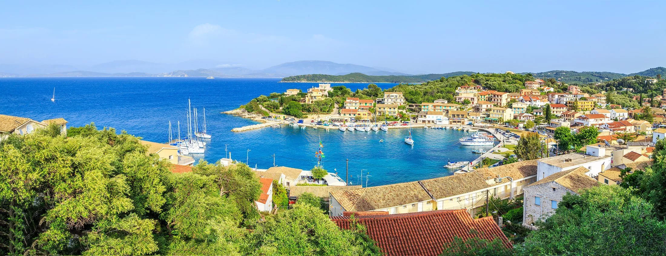 Das Dorf Kassiopi ist ein Zwischenstopp der BBQ-Fahrt von Capo Greco Travel