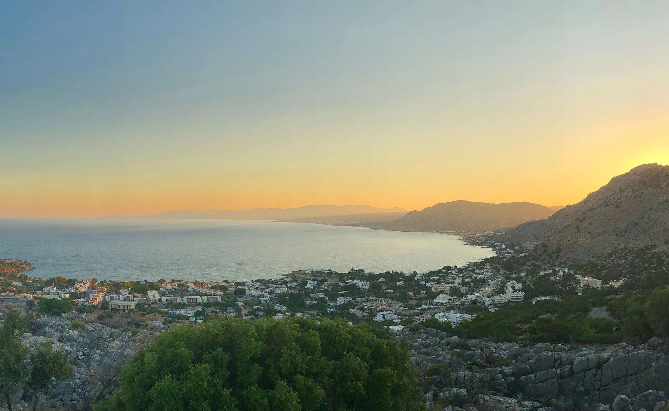 In den Abendstunden zeigt sich Pefkos von seiner schönsten Seite