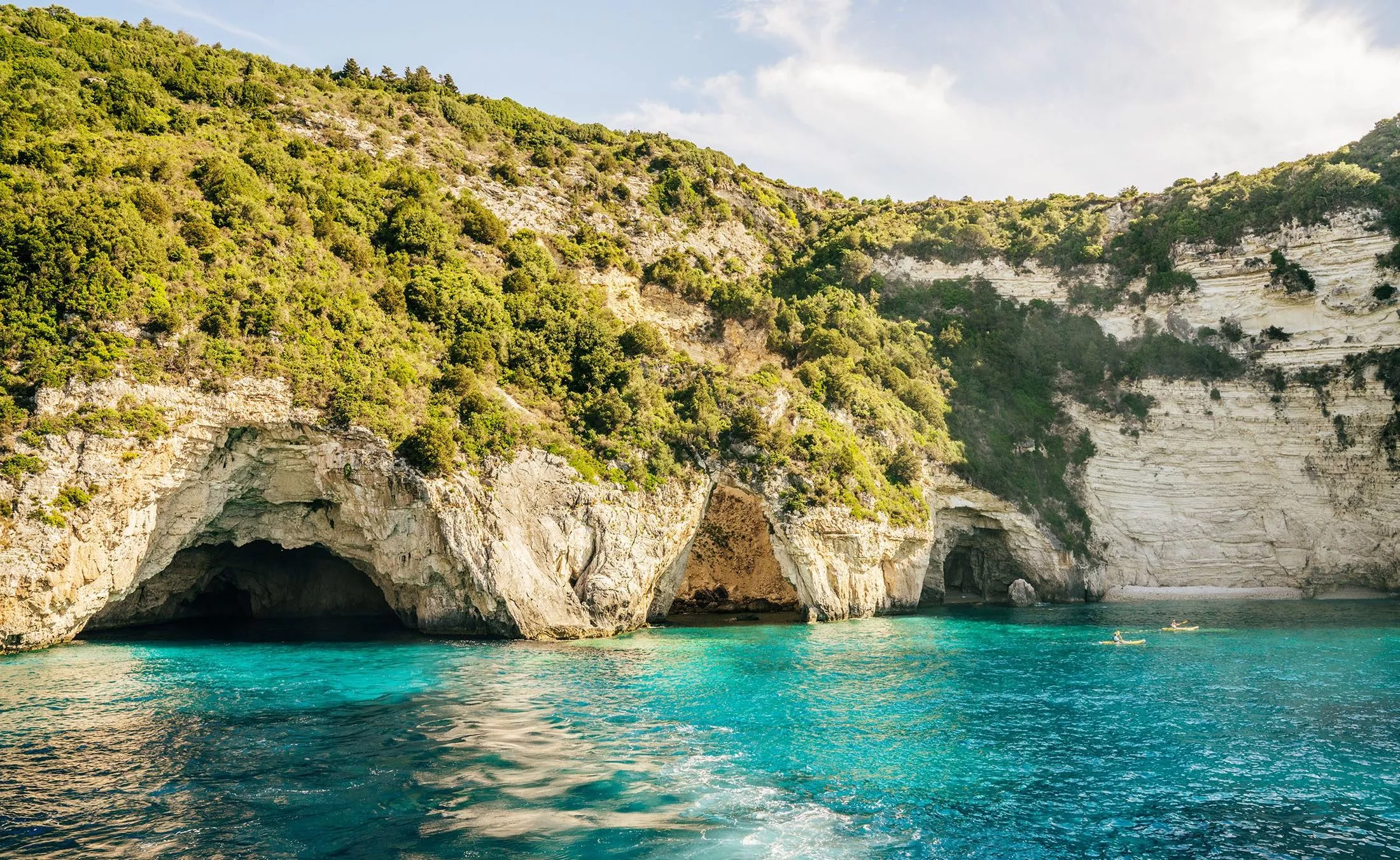 Auf der Fahrt nach Paxos kommt ihr an zahlreichen sehenswerten Höhlen vorbei