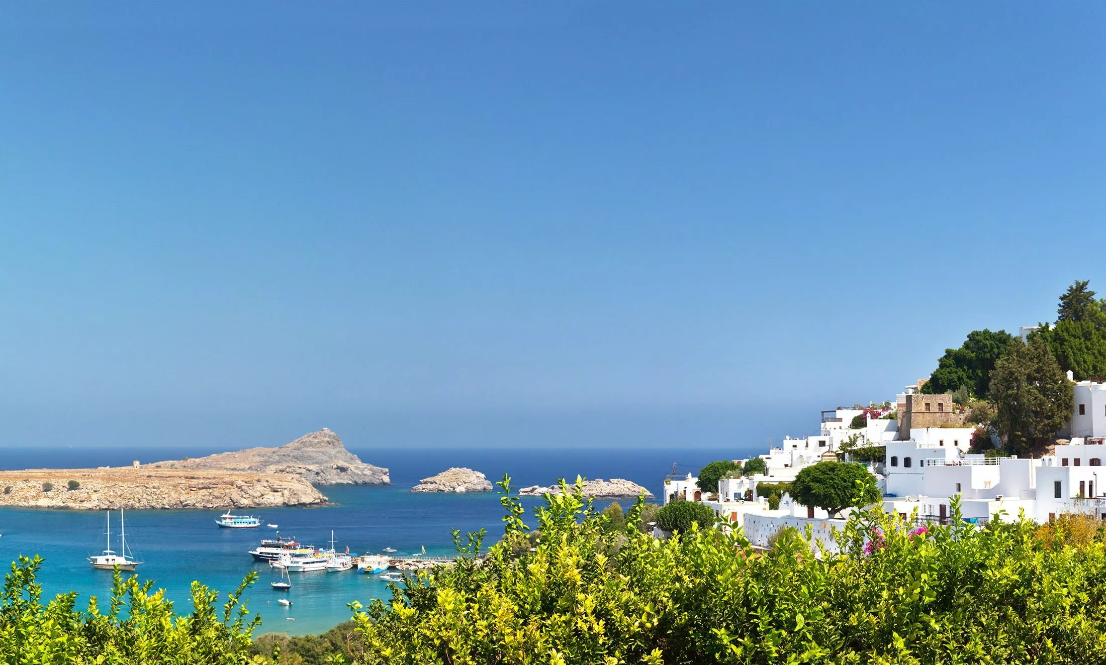 Schöne Aussichten – der Blick über die Dächer von Lindos aufs Meer