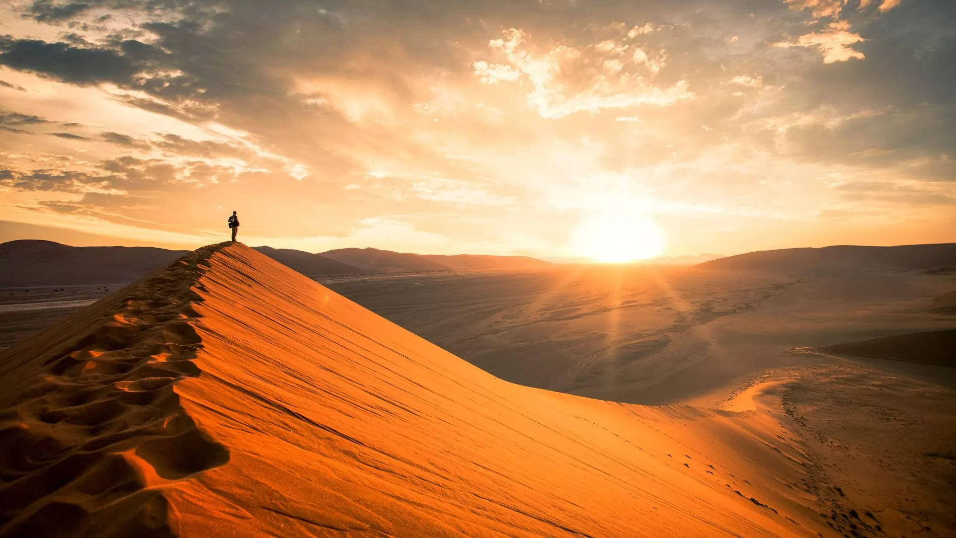 Sonnenaufgang über der Wüste Namibias