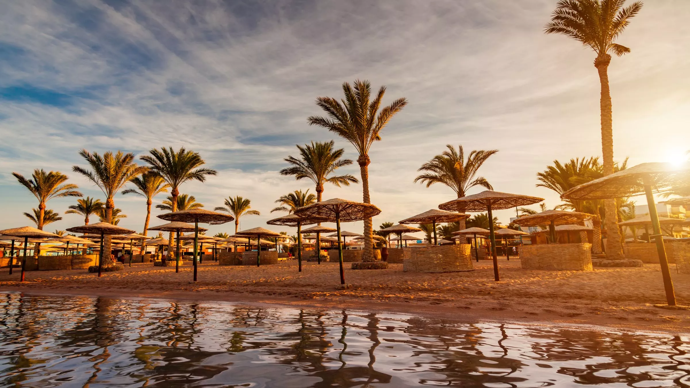 Romantischer Sonnenuntergang über dem Roten Meer in Hurghada