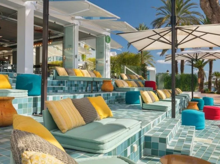 Hotel W Ibiza Liegen Schirm Urlaub