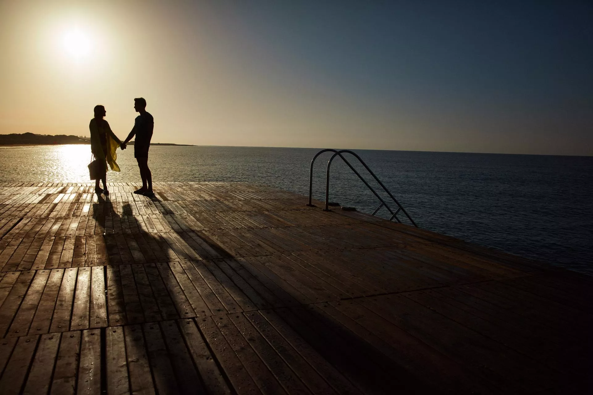 Paar Am Strand bei Sonnenuntergang