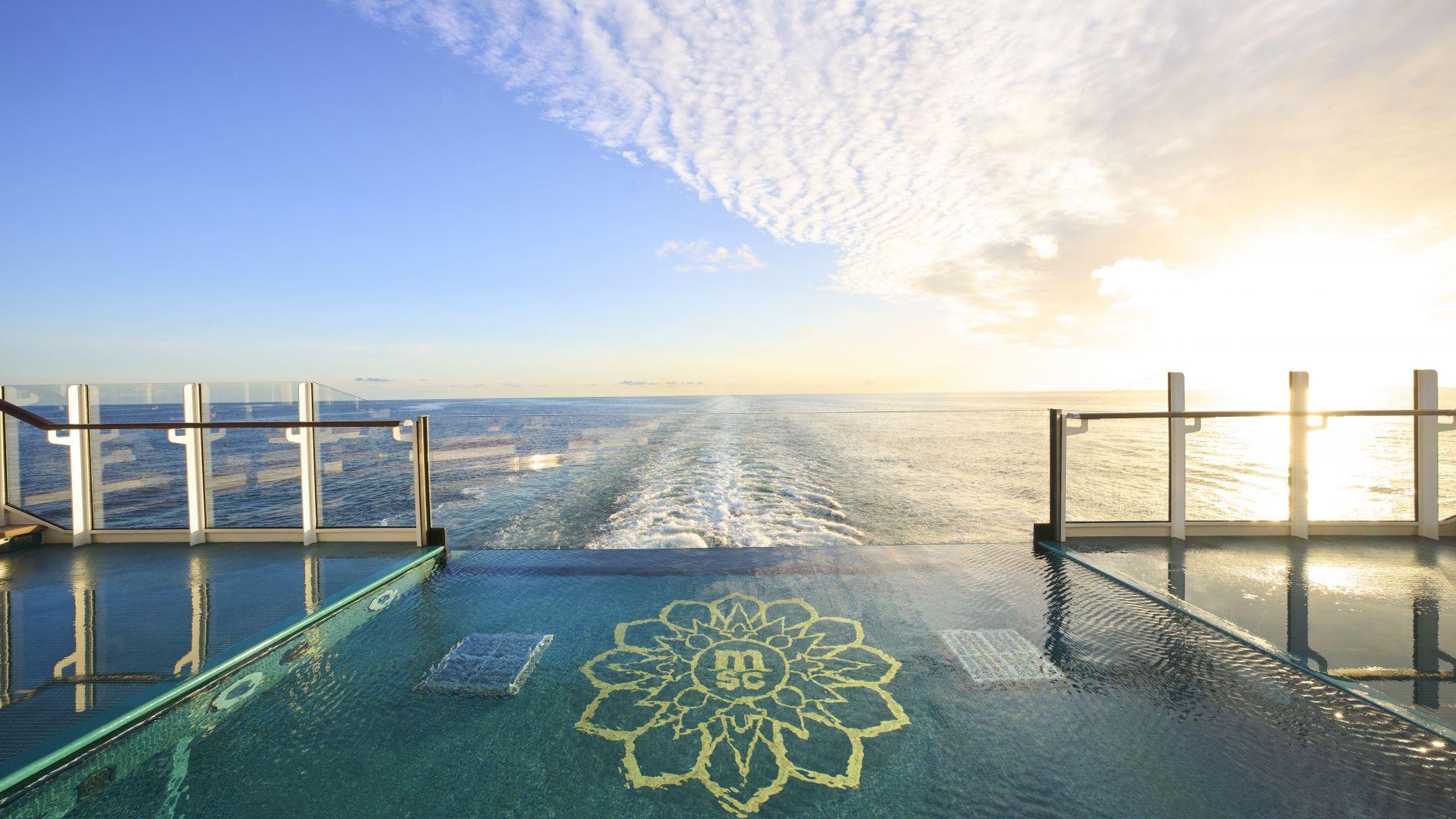 Infinity-Pool auf Kreuzfahrt-Schiff, Glasbrüstung zum Meer, Wellen, Sonnenuntergang, Mandala-Muster auf dem Poolboden