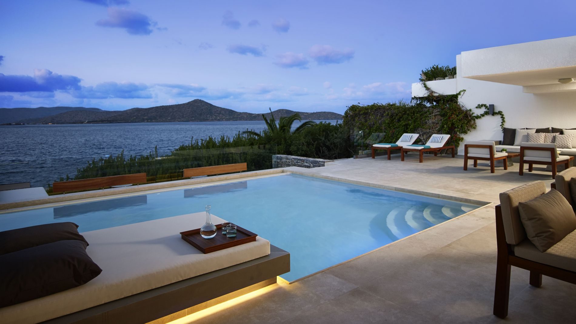 Privatpool der Presidential Villa mit Meerblick, Liegen und Sitzbereich am Elounda Peninsula All Suite Hotel