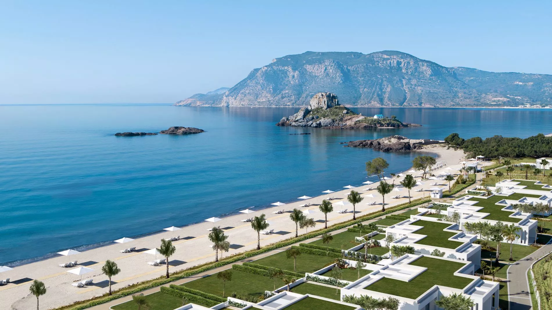 Meeresküste mit Sandstrand, Sonnenschirme und Palmen; weiße Resortvillen am Ufer, felsenbesetzte Insel vor Bergen.