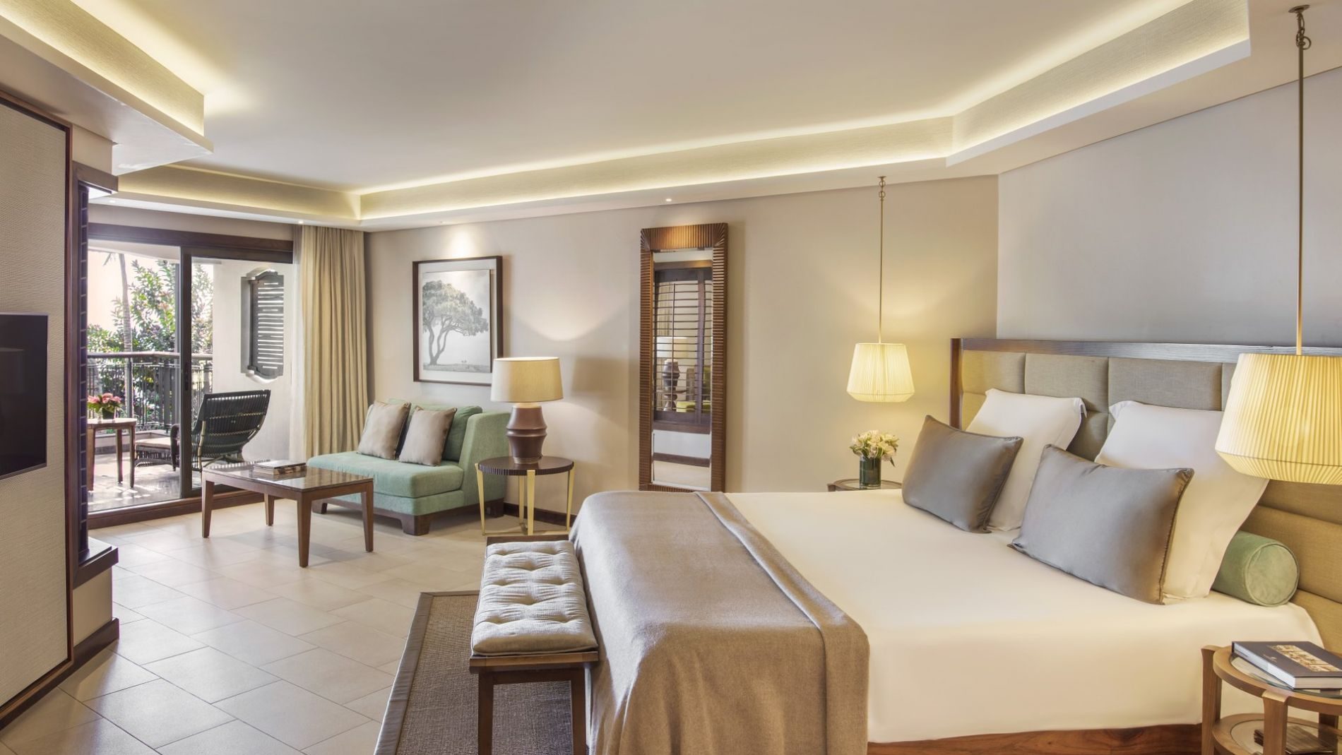 Royal Palm Junior Suite: großes Bett, Couch, Couchtisch, zwei Nachttische, Balkon mit Terrasse, warmes Licht. Royal Palm Junior Suite: großes Bett, Couch, Couchtisch, zwei Nachttische, Balkon mit Terrasse, warmes Licht.