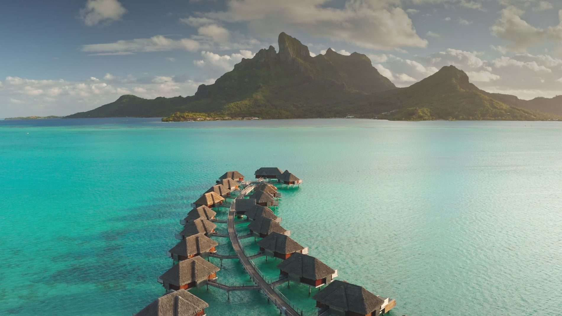 Deals: Luxuriöse Überwasser-Bungalows im türkisblauen Wasser von Bora Bora, Mount Otemanu im Hintergrund. Deals: Luxuriöse Überwasser-Bungalows im türkisblauen Wasser von Bora Bora, Mount Otemanu im Hintergrund.