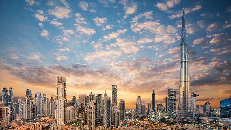 Panoramablick auf Dubais Skyline mit Burj Khalifa rechts, Sonnenuntergang über Wolkenkratzern – Deals Panoramablick auf Dubais Skyline mit Burj Khalifa rechts, Sonnenuntergang über Wolkenkratzern – Deals