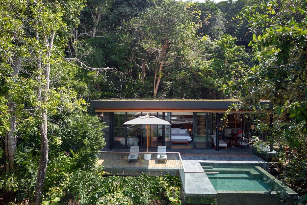 Luftaufnahme einer Oceanfront Pool Villa Suite mit Glasfront, Terrasse und Pool, umgeben von tropischem Wald auf Krabey Island