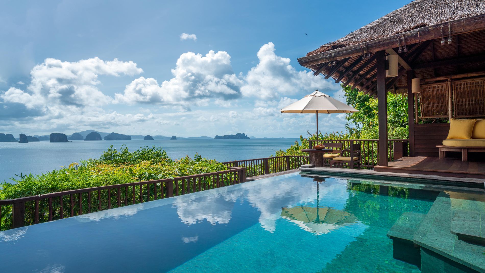 Six Senses SS Yao Noi Ocean Panorama Pool Villa: Infinity-Pool, Terrasse, Strohdach-Lounge, Meerblick.