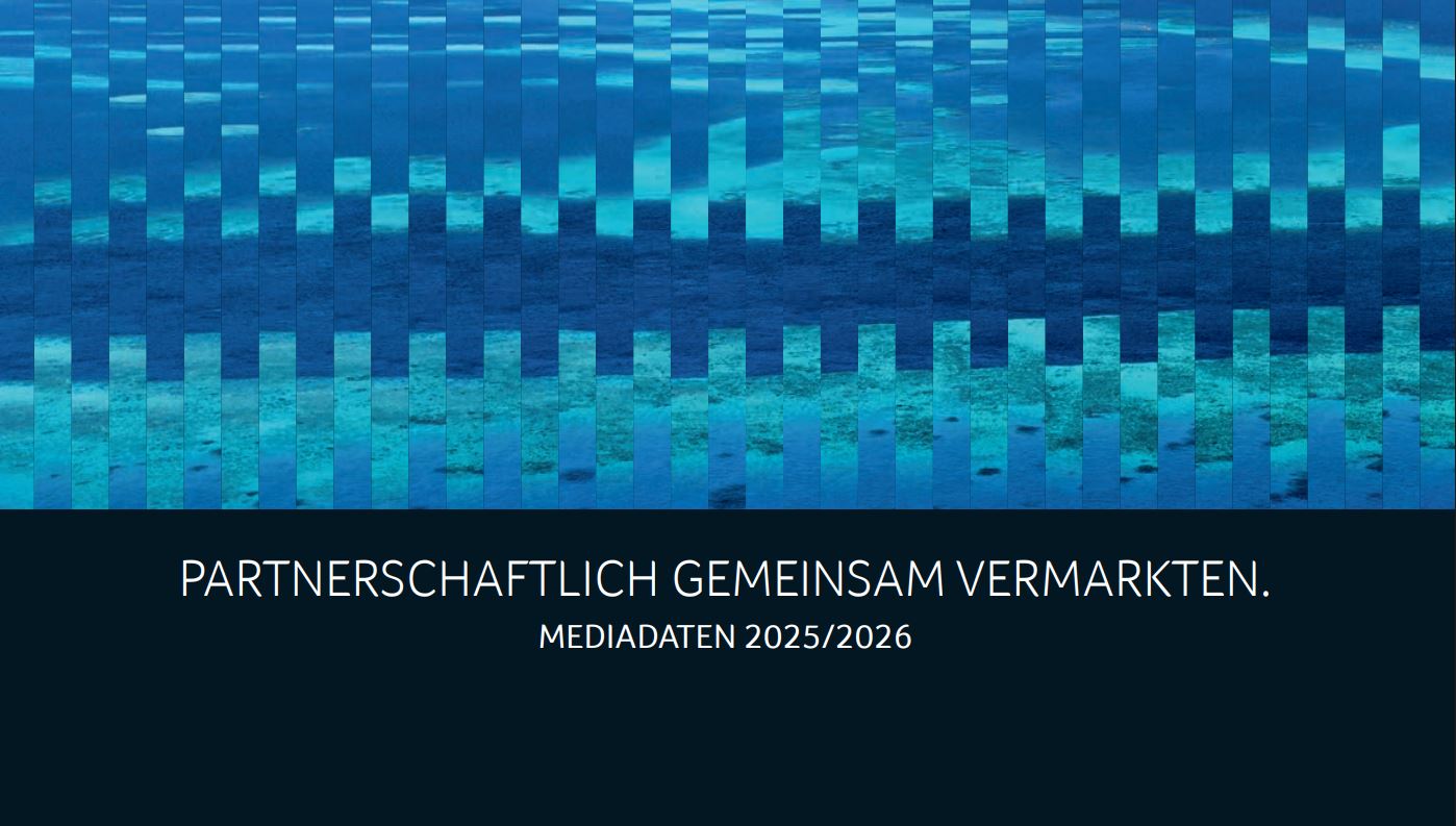 Abstrakte blaue Wasseroberfläche im Mosaikstil; unten der Text Partnerschaftlich gemeinsam vermarkten Mediendaten 2025/2026.